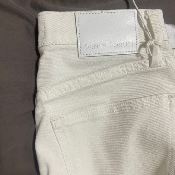 BNWT - Denim Forum
The Arlo Hi-Rise Straight Jean
24, Tall, A Little White Lie - Picture 4 of 4